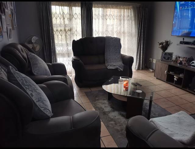 2 BEDROOM SECTIONAL TITLE FOR SALE IN SONNEVELD
